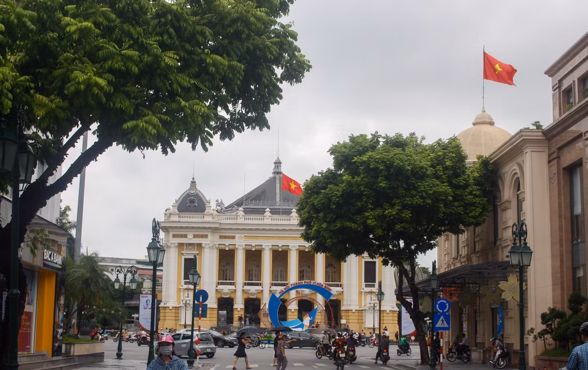 Khắp phố phường Hà Nội được trang hoàng để chào đón Quốc khánh 2/9.