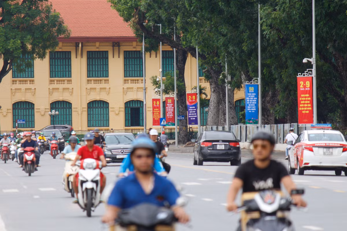 Trên đường Độc lập, trước Quảng trường Ba Đình