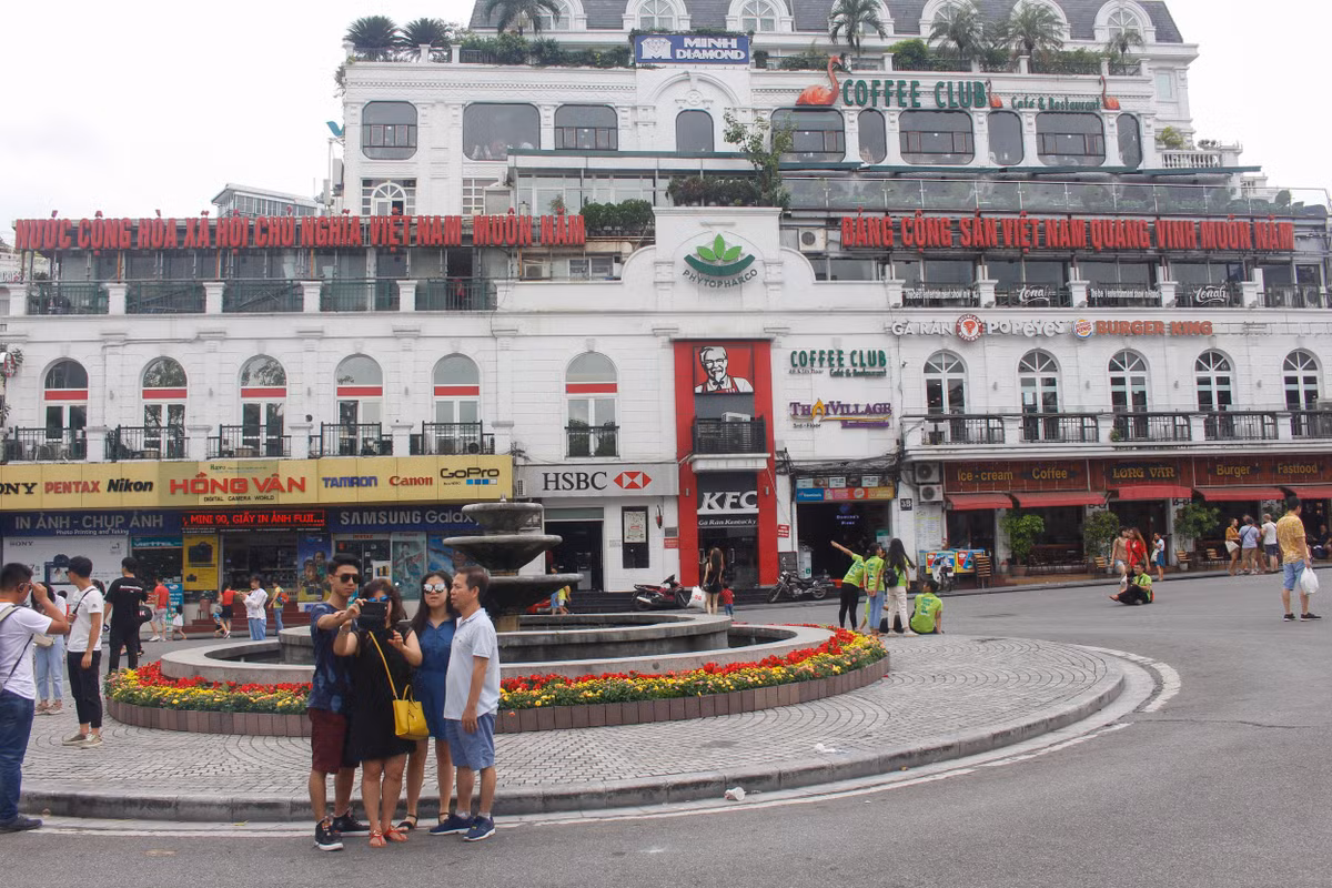 Nhiều gia đình lưu lại những bức ảnh đáng nhớ tại Quảng trường Đông Kinh Nghĩa Thục.