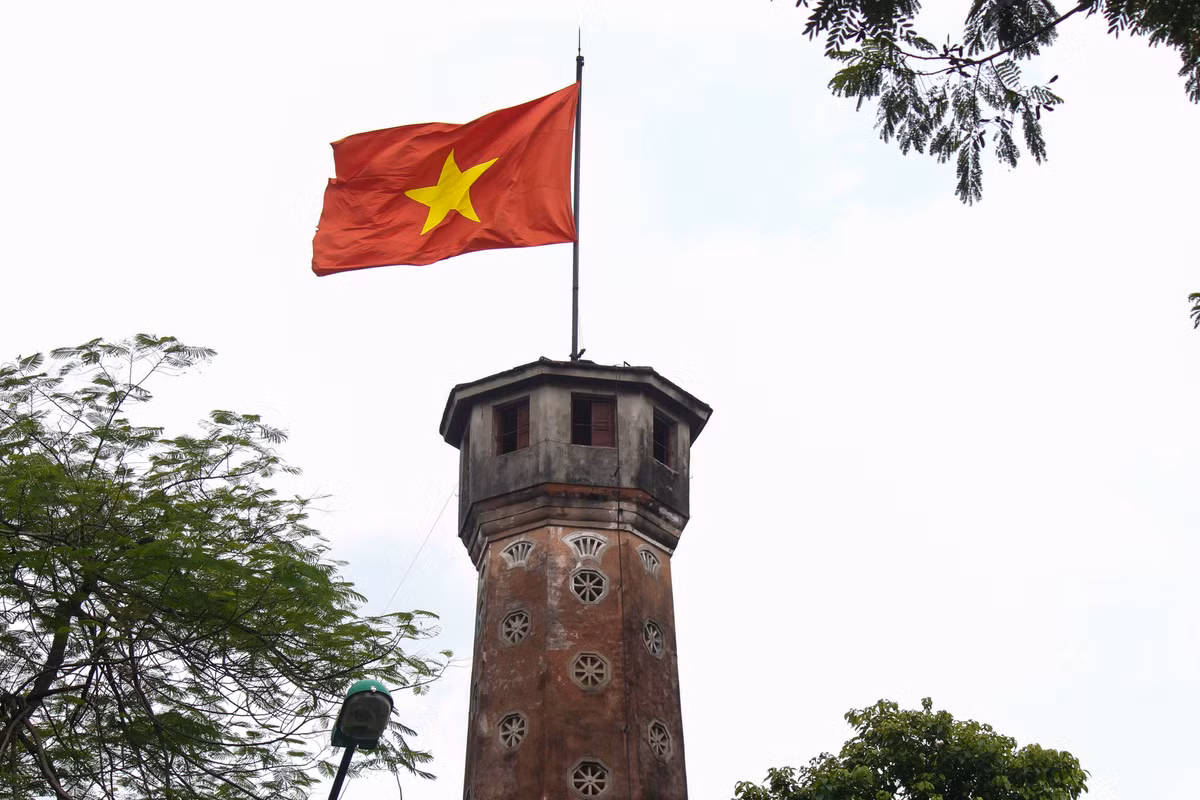 Cột cờ Hà Nội cũng mới được thay một lá cờ đỏ sao vàng đỏ thắm hơn trước.