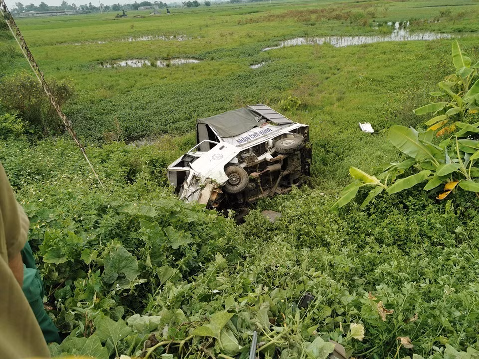 Co di qua duong tau, xe tai nat bet dau