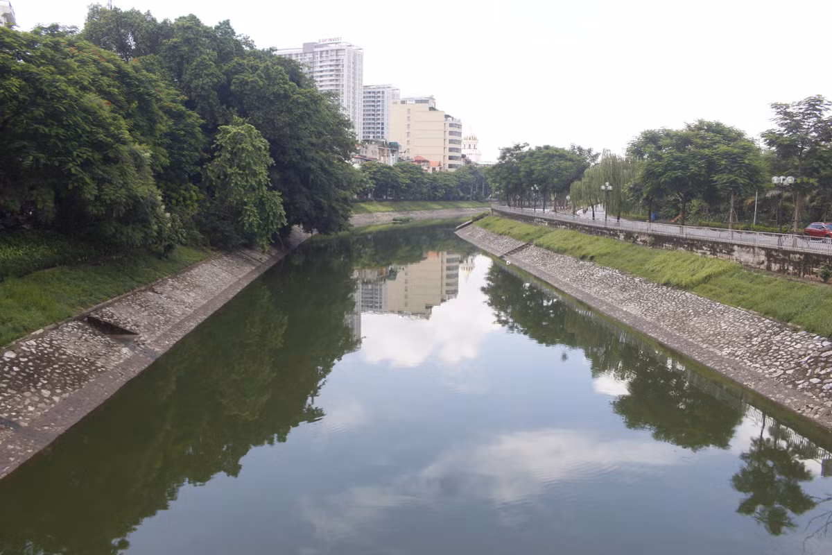 Khi mất đi màu nước đen do ô nhiễm, dòng sông trở nên thân thương hơn bao giờ hết.