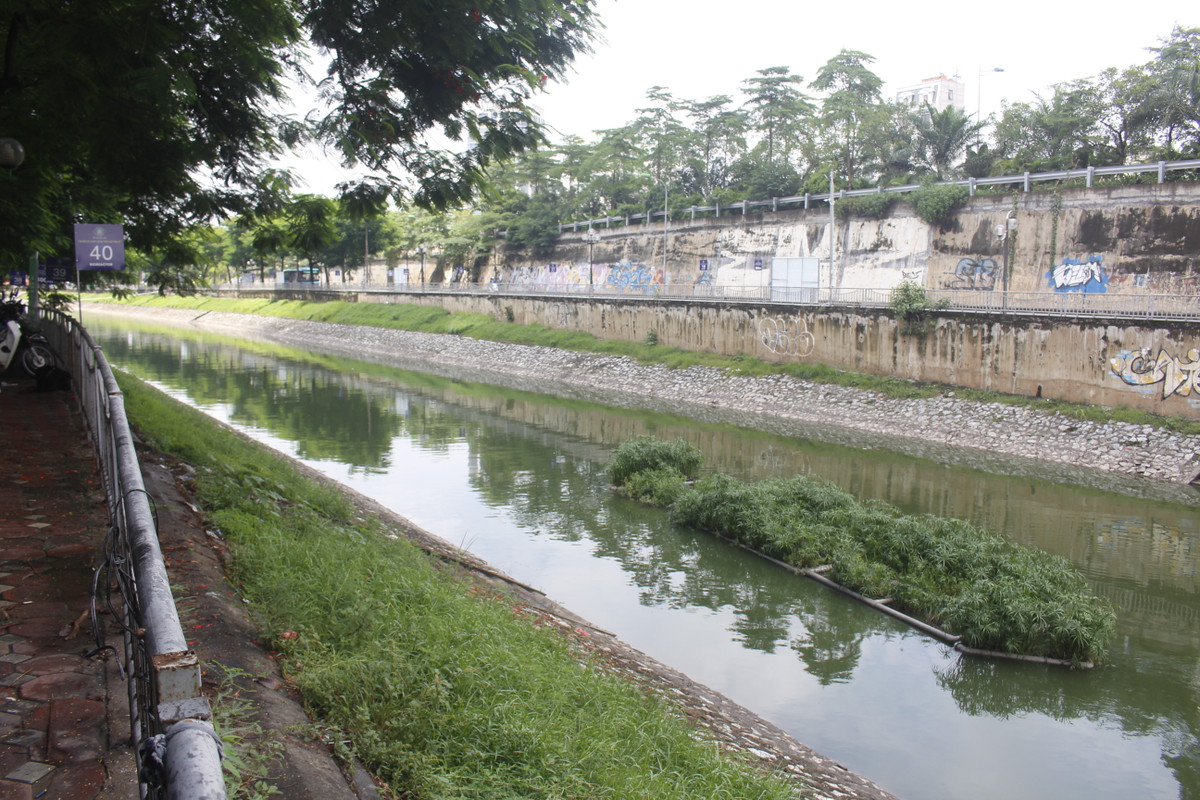 Nhiều năm qua, Hà Nội dùng nhiều biện pháp để khắc phục ô nhiễm tại sông Tô Lịch nhưng kết quả vẫn không mấy khả quan.