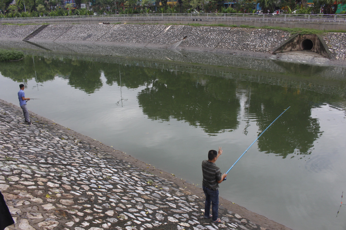 Lượng mưa lớn đã khiến con sông được lấp đầy bằng nước sạch và xanh trong.