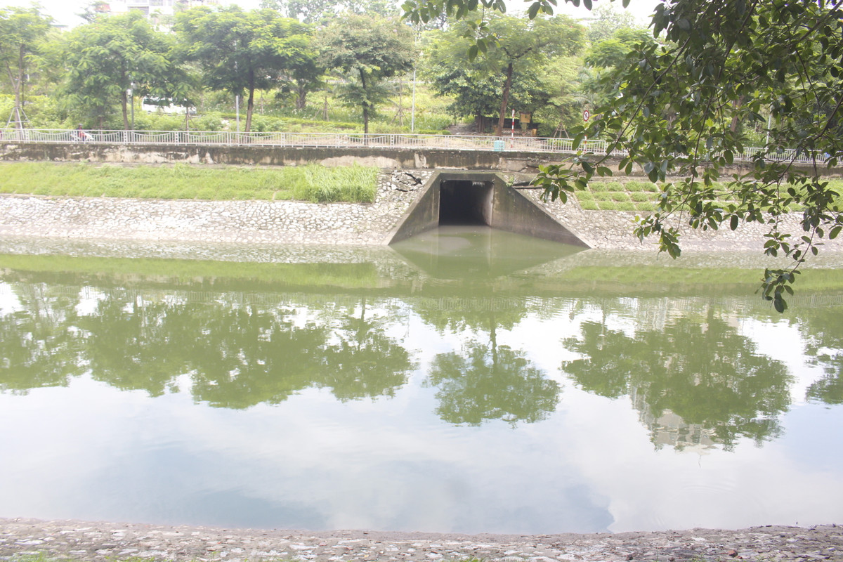 Cảnh tượng dòng nước trong xanh hiếm thấy ở sông Tô Lịch.