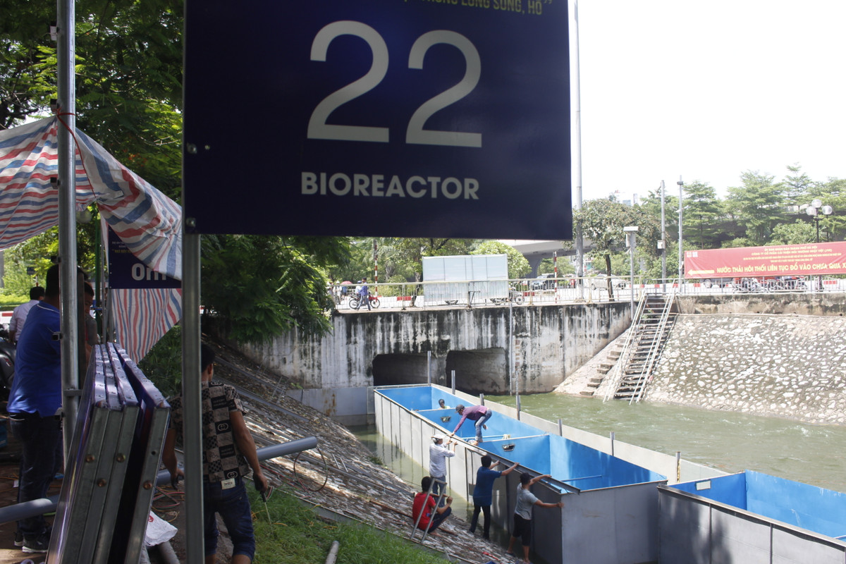 Nguyên nhân khiến dòng nước đang đen ngòm, hôi thối bỗng xanh trong là do những ngày qua Hà Nội mưa lớn do ảnh hưởng bão số 3.