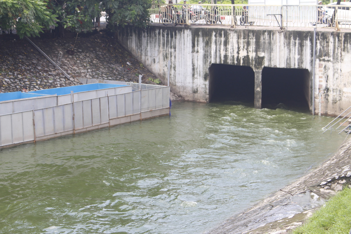Vài ngày gần đây, người dân thích thú khi chứng kiến nước sông Tô Lịch vốn đen ngòm nay bỗng xanh trong lạ thường.