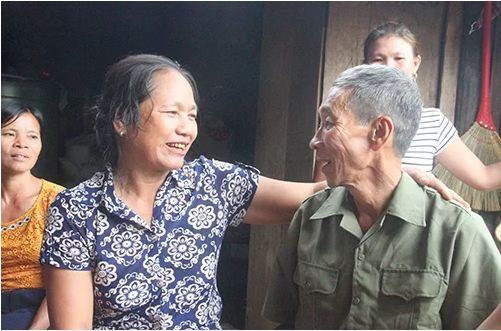 Hy vọng được nhen nhóm vào đầu tháng 10/2018 khi một người đang làm giám đốc nông trường cao su ở Campuchia đăng thông tin ông Bình lên Facebook nhờ tìm người thân. Gia đình đã gọi vào số điện thoại của người đăng tin, đầu dây bên kia trả lời ông Bình đang làm công nhân ở đó. Cả gia đình vô cùng vui mừng, làm thủ tục sang Campuchia đón ông Bình về.