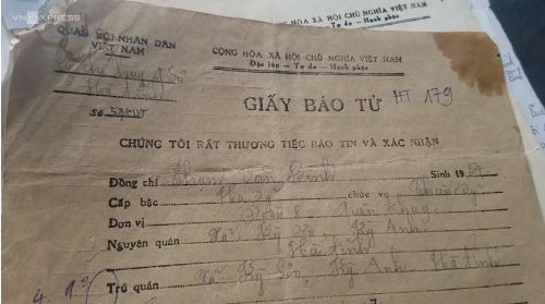 Ngày 21/9/1979, gia đình nhận tin ông Bình hy sinh tại Campuchia trong trường hợp chiến đấu mất tin. Thời gian sau, giấy báo tử được gửi về, ông Bình được lập bàn thờ vọng cúng giỗ hàng năm. Ở Campuchia, ông Bình học cách thích nghi với cuộc sống mới, ông đi phụ hồ, làm rẫy thuê để kiếm tiền nuôi bản thân. Đầu năm 2004, ông quen và lấy một phụ nữ người Campuchia và có một người con gái.