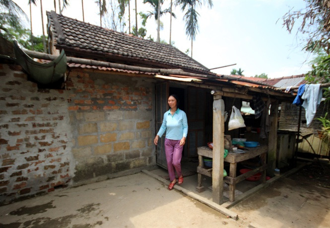 Bà Phạm Thị Bậu (ở thị trấn Tân An, huyện Hiệp Đức, Quảng Nam) ngồi quán nước bên đường chờ xe. Lúc này có một phụ nữ đến vỗ vai làm quen. Người này ngồi cùng bàn với bà Bậu. Từ đây, bà bị bán sang Trung Quốc. 