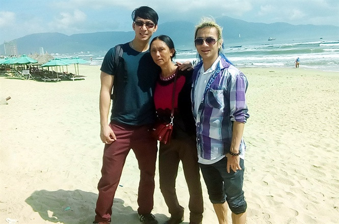 Tháng 4/2016, bà Bậu về Việt Nam, bà Bậu hỏi về hai người con trai của mình đã hạ sinh trước khi bị bán sang Trung Quốc và được mọi người cho biết, sau mấy tháng trời không thấy tung tích của bà, họ đã gửi hai đứa ra Trung tâm nuôi dưỡng trẻ mồ côi ở Đà Nẵng. Khi đến trung tâm được nhiều nói rằng, sau một thời gian nuôi dưỡng ở đây, hai đứa được một cặp vợ chồng người Canada nhận nuôi.