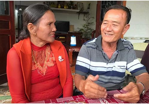 Tình cờ cuối năm 2018, gia đình nhận được thông báo của anh Dần người ông Dương quen trước đó, nói đã gặp ông Dương tại Campuchia. Mọi người bất ngờ, song cũng hồ nghi. Tuy nhiên, nhận được thông tin của anh Dần, tối 26/2/2019, ông Dương cùng vợ vượt hàng nghìn km trở về quê thăm gia đình. Được nhiều người tới hỏi han, ông cứ khóc rồi lại cười khi nhận ra những người bạn hồi nhỏ. Ông cảm nhận như mình được sinh ra thêm một lần nữa.