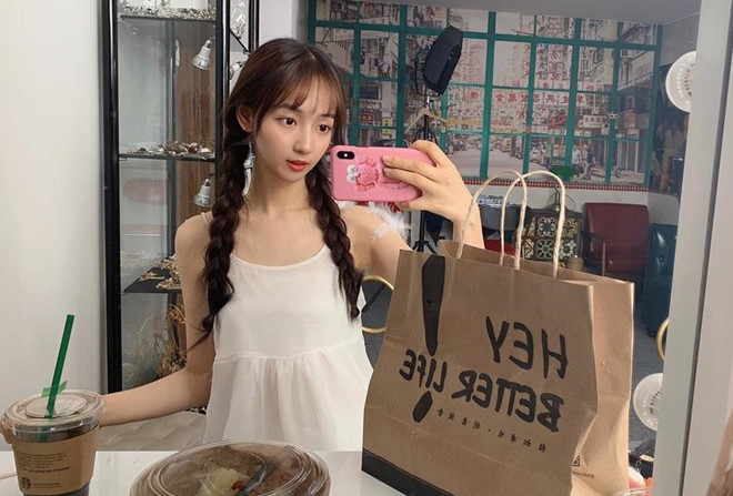 Ngô Diệc Phàm sinh năm 1990, từng là thành viên của nhóm nhạc Hàn Quốc đình đám EXO. Năm 2014, anh quyết định rời EXO về Trung Quốc hoạt động. Hiện nay, Ngô Diệc Phàm là ngôi sao hạng A được săn đón và có thu nhập khủng.