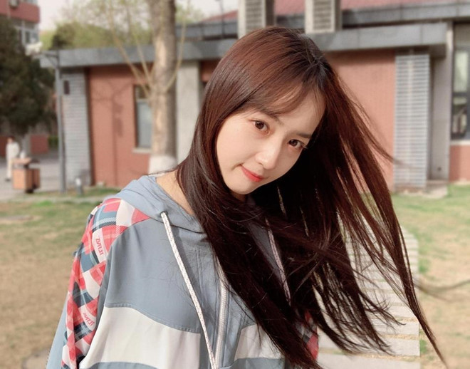 Đặc biệt, Tần Ngưu Chính Uy là người hâm mộ của Ngô Diệc Phàm. Cô được cộng động fan của nam ca sĩ biết tới không chỉ bởi ngoại hình xinh đẹp mà còn vì cô luôn mang theo một con thú nhồi bông Pikachu mỗi khi tham gia các buổi biểu diễn hoặc gặp gỡ người hâm mộ của Ngô Diệc Phàm.