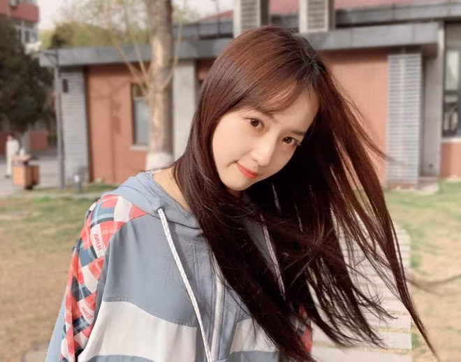 Đặc biệt, Tần Ngưu Chính Uy là người hâm mộ của Ngô Diệc Phàm. Cô được cộng động fan của nam ca sĩ biết tới không chỉ bởi ngoại hình xinh đẹp mà còn vì cô luôn mang theo một con thú nhồi bông Pikachu mỗi khi tham gia các buổi biểu diễn hoặc gặp gỡ người hâm mộ của Ngô Diệc Phàm.