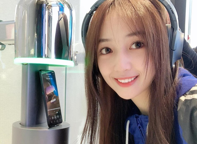 Theo bạn bè của người đẹp, chính Ngô Diệc Phàm là người chú ý đến Lộc Y trước, sau đó chủ động theo đuổi. Trong buổi họp fan gần đây, Ngô Diệc Phàm mang một chú Pikachu lên sân khấu. Sau khi chuyện tình cảm của cặp đôi lộ ra, khán giả tìm thấy hình ảnh Lộc Y từng mua một con thú nhồi bông y hệt. Vì vậy, theo bình luận của cư dân mạng trên Weibo, đây là hành động nhắn gửi tình yêu của nam ca sĩ tới bạn gái.