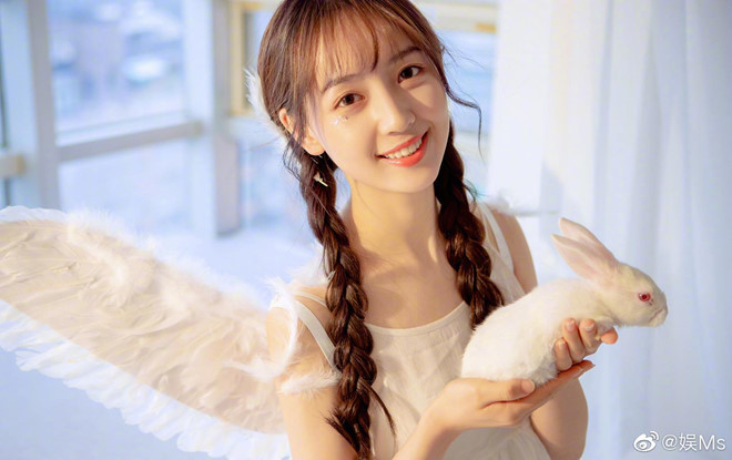 Khi tin tức Ngô Diệc Phàm hẹn hò bị tiết lộ, một số người hâm mộ cho rằng nam ca sĩ đã bước sang tuổi 30, nếu có bạn gái cũng không phải là điều ngạc nhiên. Mặt khác, nhan sắc của Lộc Y được khen ngợi thanh thuần, đáng yêu, đúng với mô tả: "Xinh đẹp như thiên thần, dịu dàng, tốt đẹp" mà Ngô Diệc Phàm từng chia sẻ. Trong một show giải trí gần đây anh tham gia, nam ca sĩ cũng khẳng định đã đến lúc tìm người bạn trăm năm.