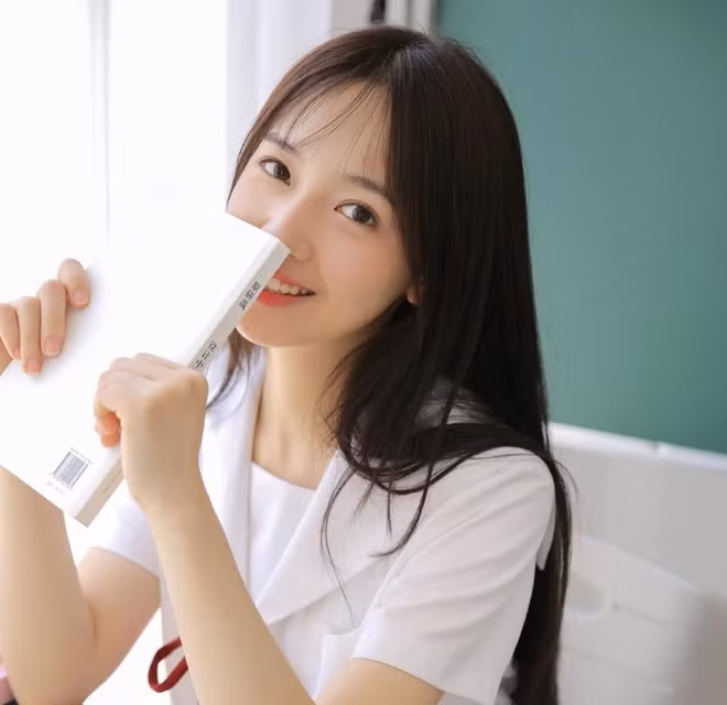 Ngoài ra, cư dân mạng còn phát hiện Ngô Diệc Phàm và Lộc Y từng chụp một bức ảnh có bối cảnh giống hệt nhau tại siêu thị từ năm 2017. Trong đó, các chi tiết của chiếc xe đẩy hoàn toàn giống nhau, làm dấy lên tin đồn cả hai đã quen biết được 2 năm.