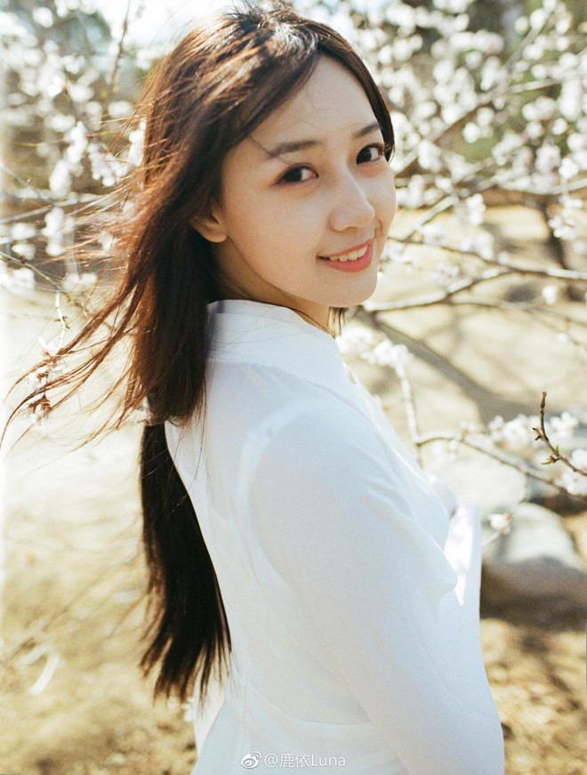 Cô gái sinh năm 1998 còn lập hẳn một album theo bước chân của thần tượng. Trong đó, Lộc Y khoe những khoảnh khắc Ngô Diệc Phàm nhận quà của cô. Tuy nhiên, cô không theo đuổi Ngô Diệc Phàm một cách thái quá.