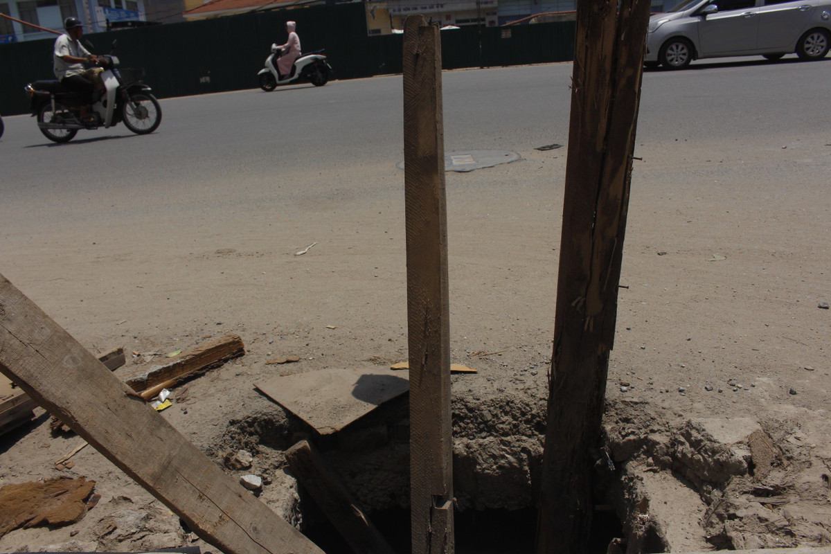 Có cả đinh nhọn trên những tấm gỗ như thế này.