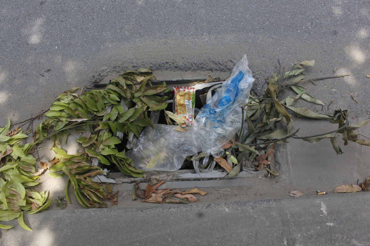 Đặc biệt rất dễ gây tai nạn cho học sinh, người già sử dụng đi xe đạp phải đi sát vệ đường