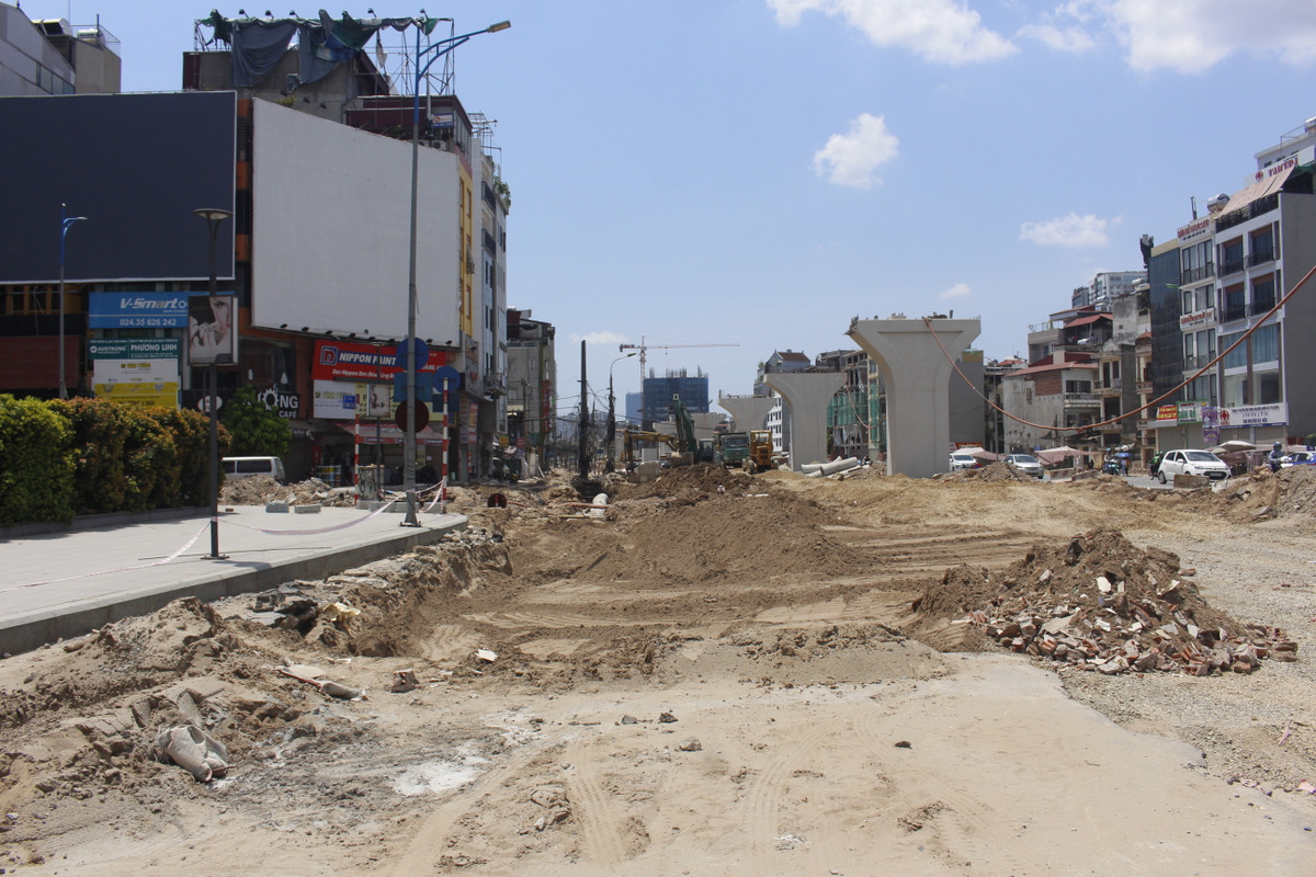 Ghi nhận của PV Kiến Thức, trên Tuyến đường Trường Chinh, đơn vị thi công đang gấp rút thi công đường Vành đai 2 trên cao.