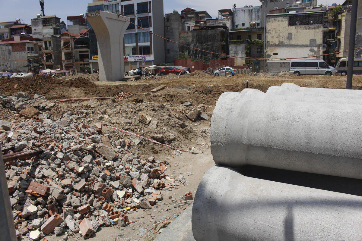 "Trời mưa gây lụt lội và ngập úng tại đây, nắng lên thì bụi kinh khủng khiếp, tắc đường, còi xe và ô nhiễm khí thải, chỉ mong đơn vị thi công sớm hoàn thành dự án Đường vành đai 2 trên cao để người dân đỡ khổ và sớm trở lại sinh hoạt, buôn bán như trước kia." - ông Lê Hoàng, người dân tại đây cho biết.