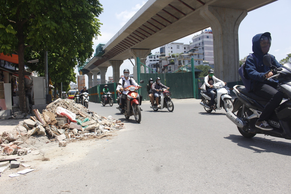 Người tham gia giao thông phải rất tập trung nếu không sẽ xảy ra tai nạn đáng tiếc.
