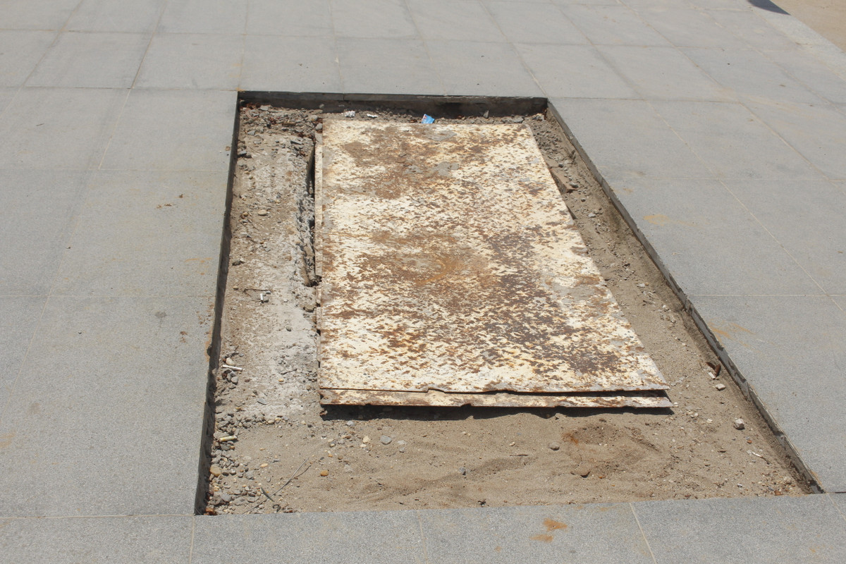 Một tấm tôn mỏng đậy nắp hố ga, người đi bộ chẳng may dẫm lên rất dễ bị thụt xuống.