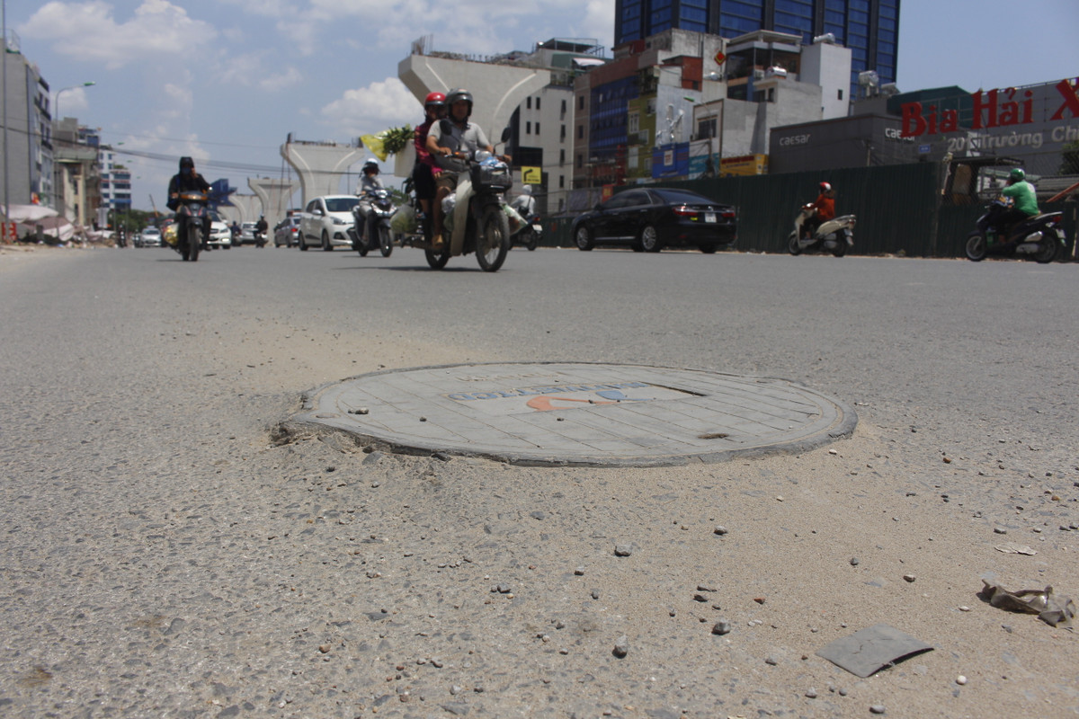 Xe máy đi qua nếu không chắc tay lái rất dễ bị ngã.