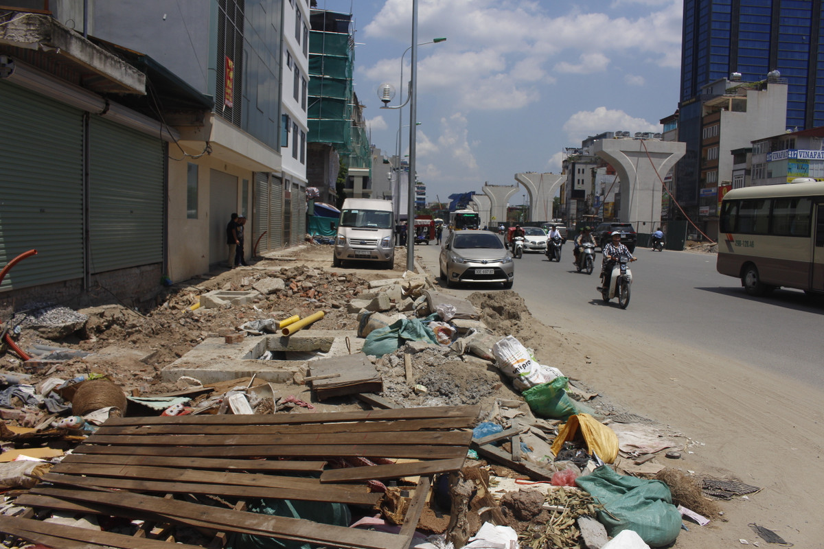 Đất đá và vật liệu xây dựng ngổn ngang trên vỉa hè, tràn xuống cả lòng đường Trường Chinh.