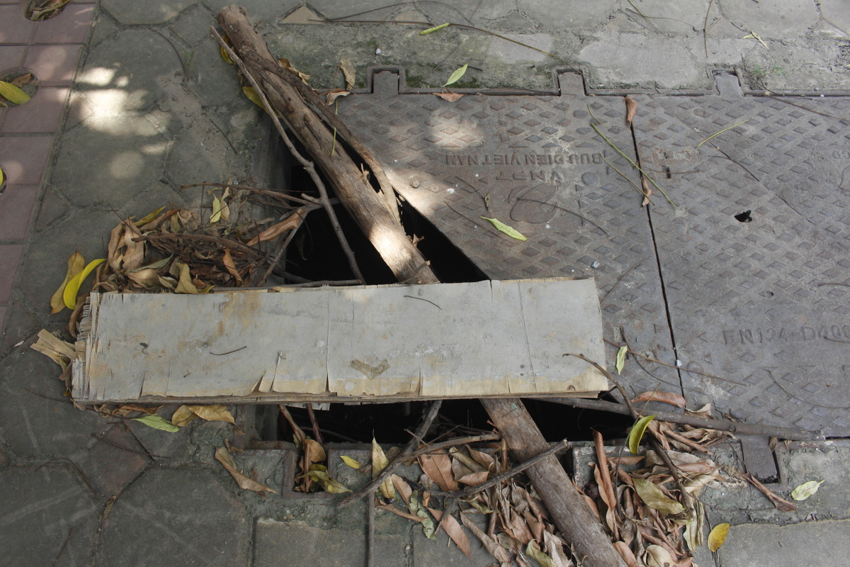 Trên vỉa hè có khá nhiều hố ga như thế này.