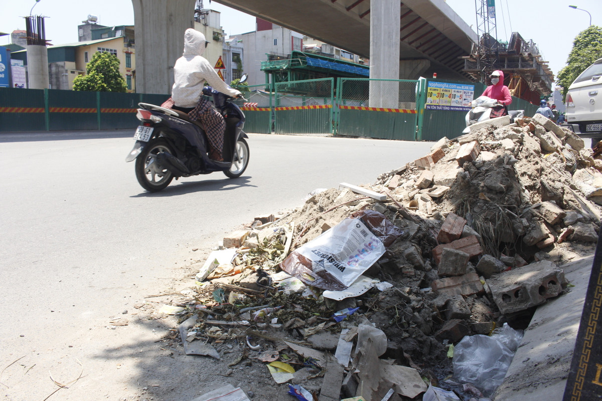 "Đất đá ngổn ngang trên mặt đường đã gần 1 tuần nay mà không có đơn vị nào chịu trách nhiệm dọn dẹp...