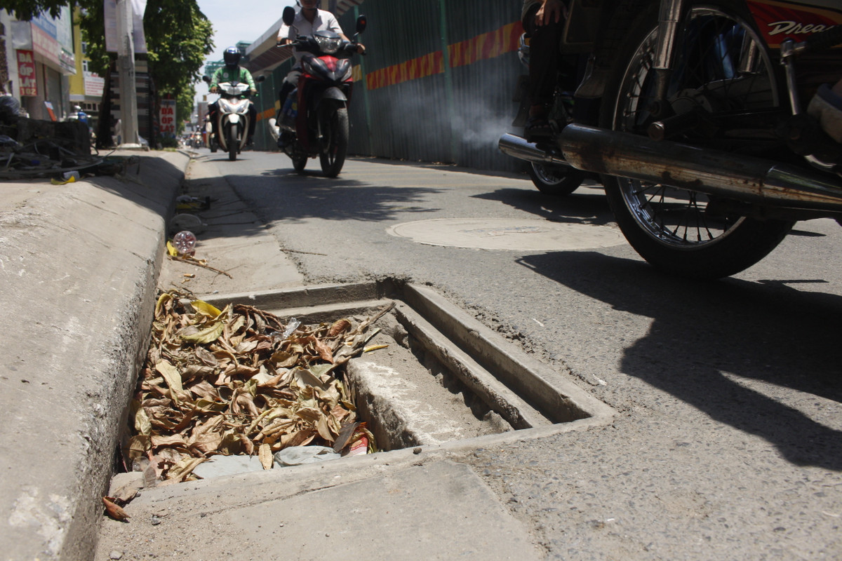 Bên cạnh đó là những hố ga không nắp đậy tiềm ẩn nguy cơ tai nạn giao thông.