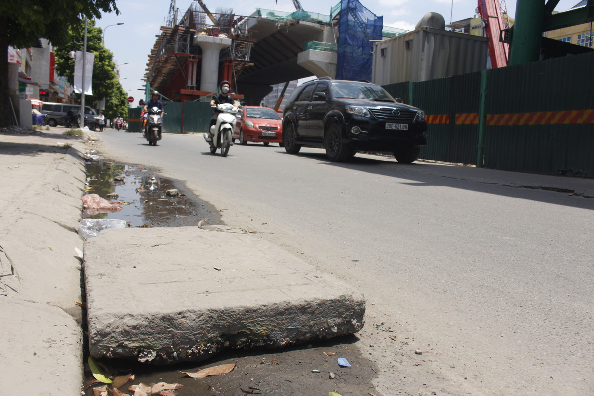 Một tấm bê tông lớn đặt trên miệng hố ga gây nguy hiểm cho người tham gia giao thông.