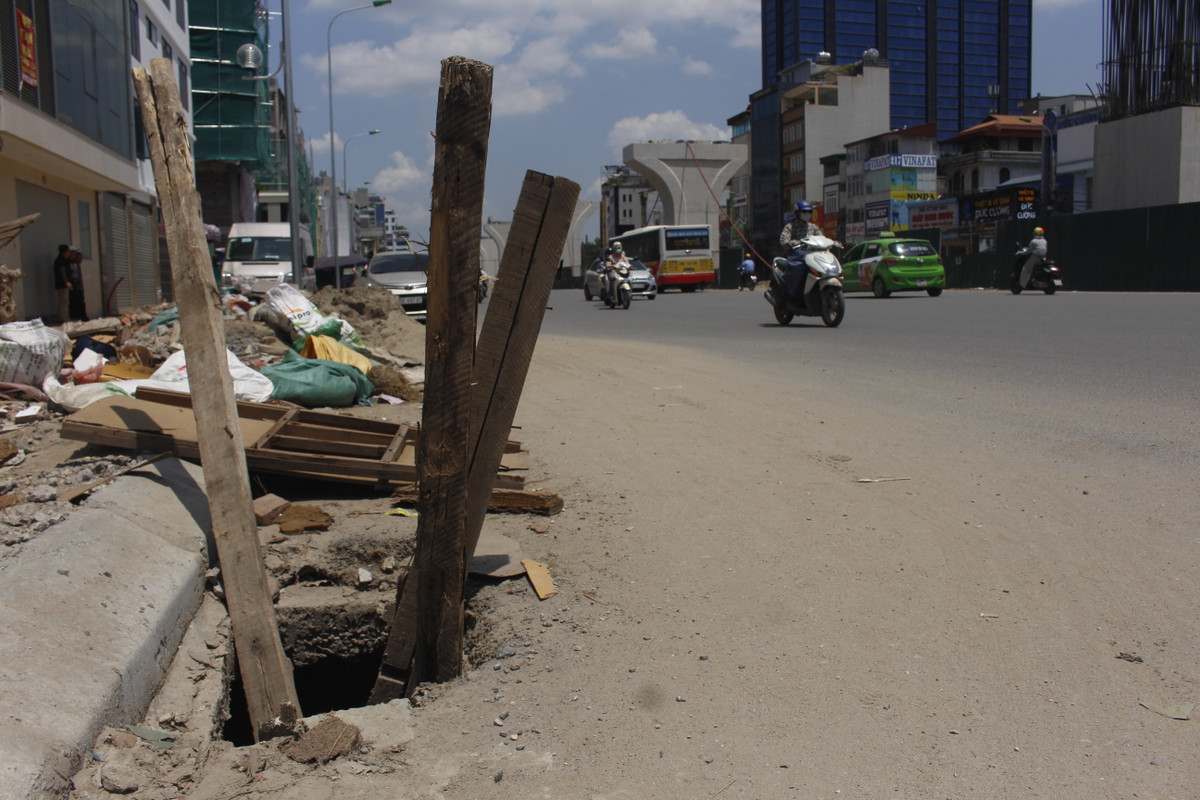 Hố ga rất sâu, phải cắm những cọc gỗ to để cảnh báo người tham gia giao thông.