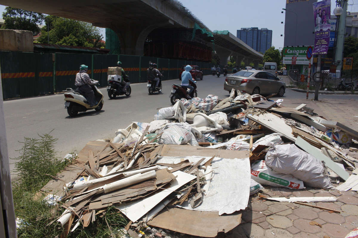Trên vỉa hè ngổn ngang rác thải chưa được thu gom.