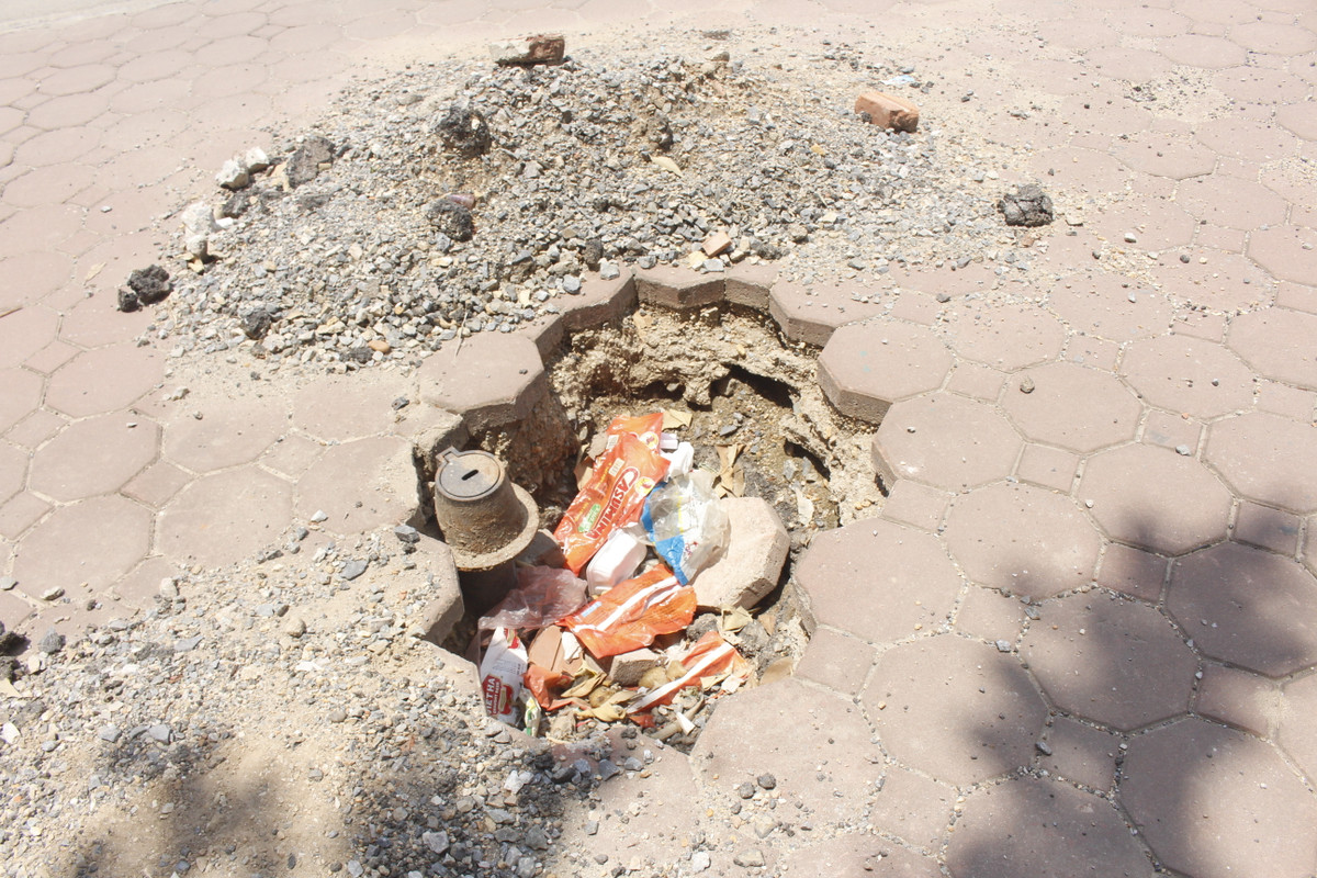 Khiến những hố lắp đặt như thế này trở thành nơi chứa rác thải gây mất mĩ quan đô thị