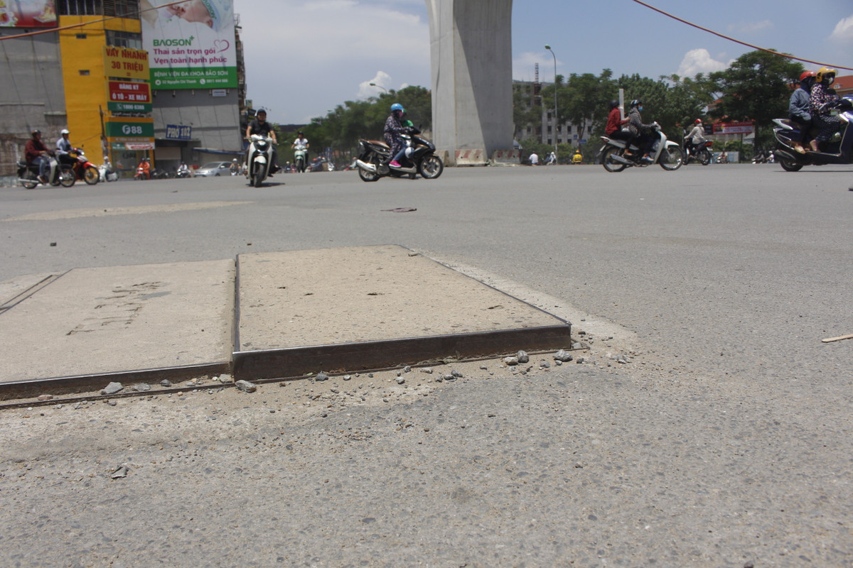 Những nắp cống nhô cao hơn mặt đường tới 10cm, tiềm ẩn nguy cơ tai nạn giao thông.