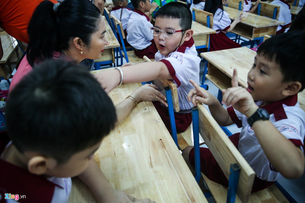 Sau khoảng thời gian đầu bỡ ngỡ, khóc mếu máo, nhiều bé nhanh chóng lấy lại tinh thần, làm quen, vui đùa cùng bạn.