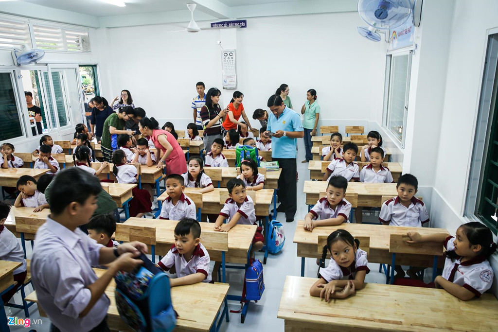 Phụ huynh vào tận lớp học hỗ trợ, động viên các con trong ngày đầu làm quen với trường lớp, bạn bè, cô giáo mới. Năm học 2019-2020, TP.HCM tăng thêm 75.434 học sinh, trong đó có 62.998 học sinh công lập và 12.436 em ngoài công lập. Theo Sở GD&amp;ĐT TP.HCM, số học sinh tăng ở các cấp, nhưng thành phố vẫn đảm bảo đủ chỗ học.
