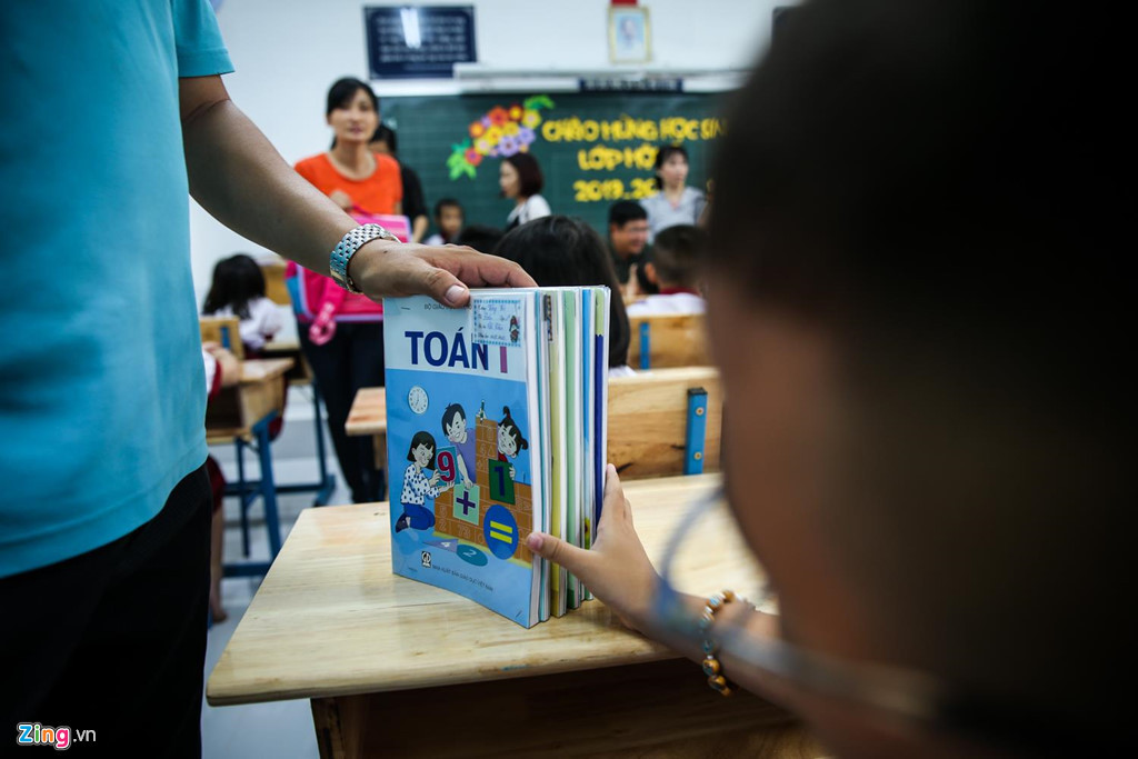 Phụ huynh cùng kiểm tra, soạn lại sách vở cho con trong ngày đầu đến lớp. Các cô giáo trường Tiểu học Hồng Hà cho biết ngày đầu đi học, các bé chủ yếu chỉ làm quen với trường mới, bạn bè, ghi nhớ chỗ ngồi, các khu vực trong trường học.
