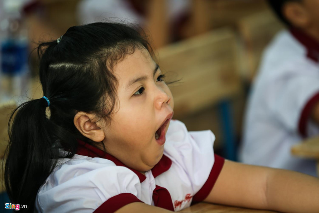 Nhiều bé vẫn chưa quen với việc dậy sớm đi học. Đã vào lớp, các em vẫn còn ngái ngủ, mệt mỏi.