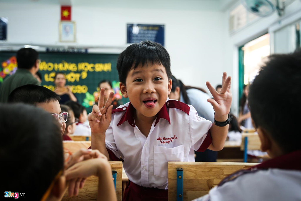 Bên cạnh nhiều bạn bè bật khóc nức nở, nhiều học sinh khác vẫn vui tươi, tinh nghịch trong ngày đầu đến trường.