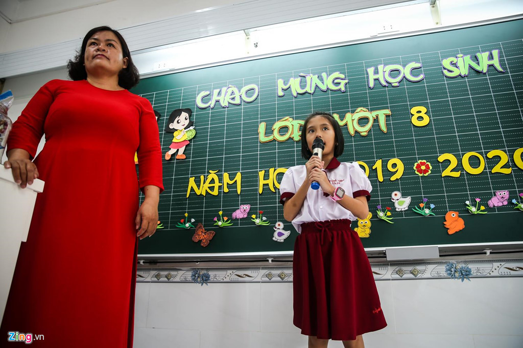 Cô giáo mời từng học sinh giới thiệu về mình để cả lớp làm quen. Nhiều cô cậu học sinh lớp 1 dạn dĩ trình bày những ca khúc mình thuộc để tạo không khí vui tươi cho lớp học.