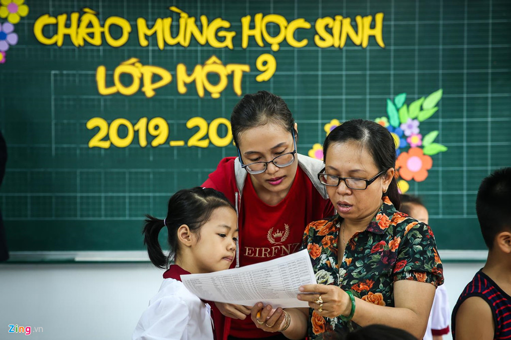 Năm học 2019-2020, trường Tiểu học Hồng Hà đón nhận 440 học sinh lớp 1. Nhà trường có 10 lớp 1, trung bình 44 học sinh/ lớp. Mỗi lớp sẽ có bảo mẫu cùng cô giáo tiếp nhận học trò, điểm danh, phân chỗ ngồi cho các bé. Phòng học được trang trí đẹp, không khí tươi vui để chào đón học sinh mới.