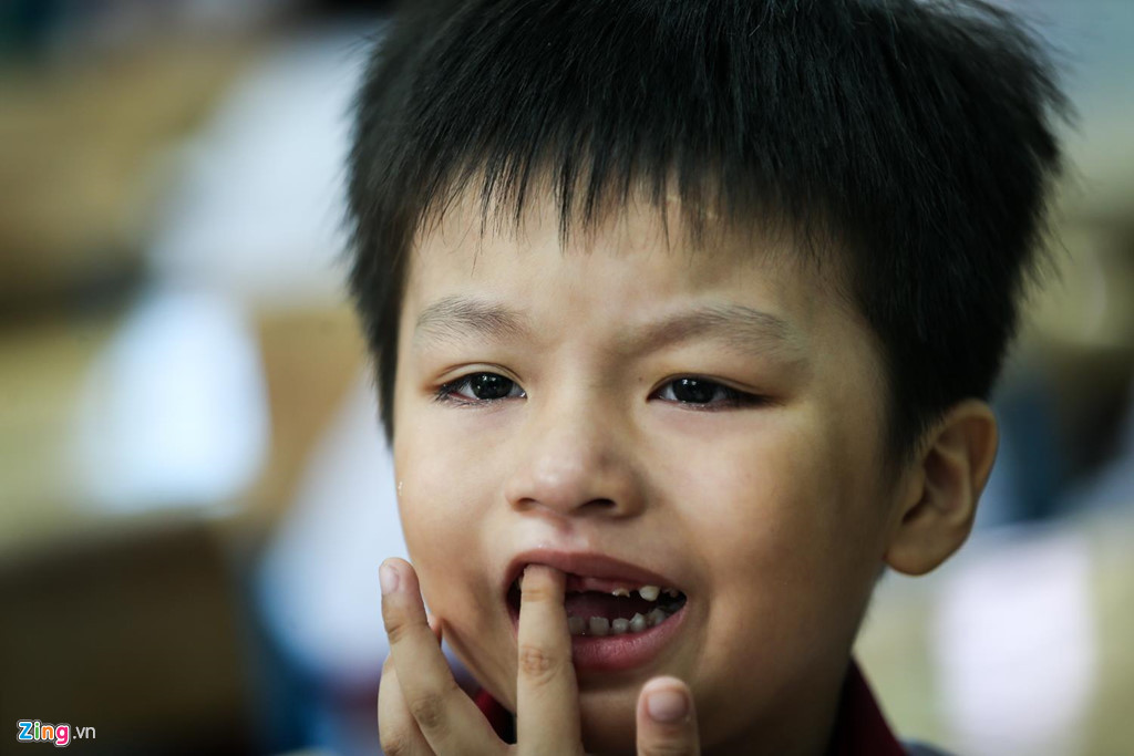 Phụ huynh vừa rời khỏi lớp, học sinh vừa khóc vừa dõi mắt tìm bố mẹ. Nhiều em còn chạy ra ngoài cửa tìm cha mẹ, không muốn vào lớp. 