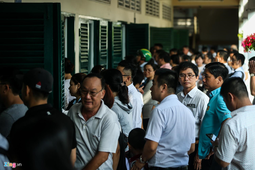 Dù nhà trường nhiều lần nhắc nhở phụ huynh ra về để các cô giáo tập cho trẻ làm quen với nề nếp lớp học, nhiều cha mẹ vẫn cố nán lại dõi theo con. Phải đến khi bảo vệ đến nhắc nhở từng người, phụ huynh mới rời đi.