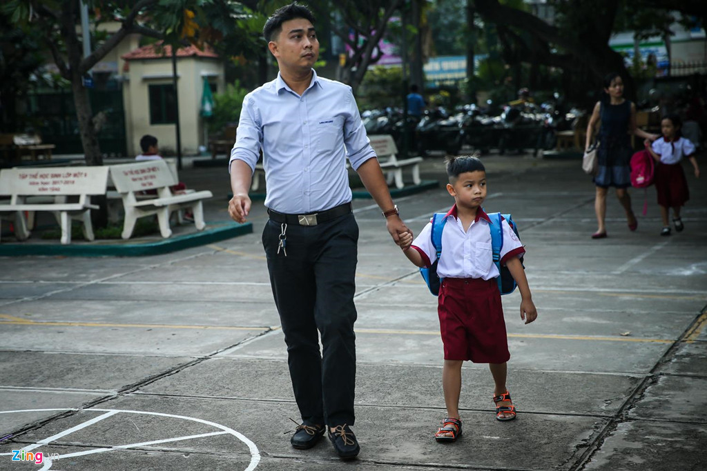 Cảm động cảnh học sinh lớp 1 mếu máo ngày đầu tiên đi học Cam dong canh hoc sinh lop 1 meu mao ngay dau tien di hoc