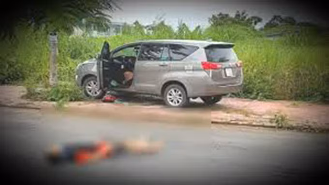 Ông S. cha của nạn nhân cho biết, năm học lớp 9, M. có quen biết thanh niên ở cùng huyện tên Đ.C.C ngụ cùng ấp (được cho là nam thanh niên cùng trên xe ô tô với con ông) hai gia đình có quan hệ họ hàng xa nên không ủng hộ mối quan hệ này.